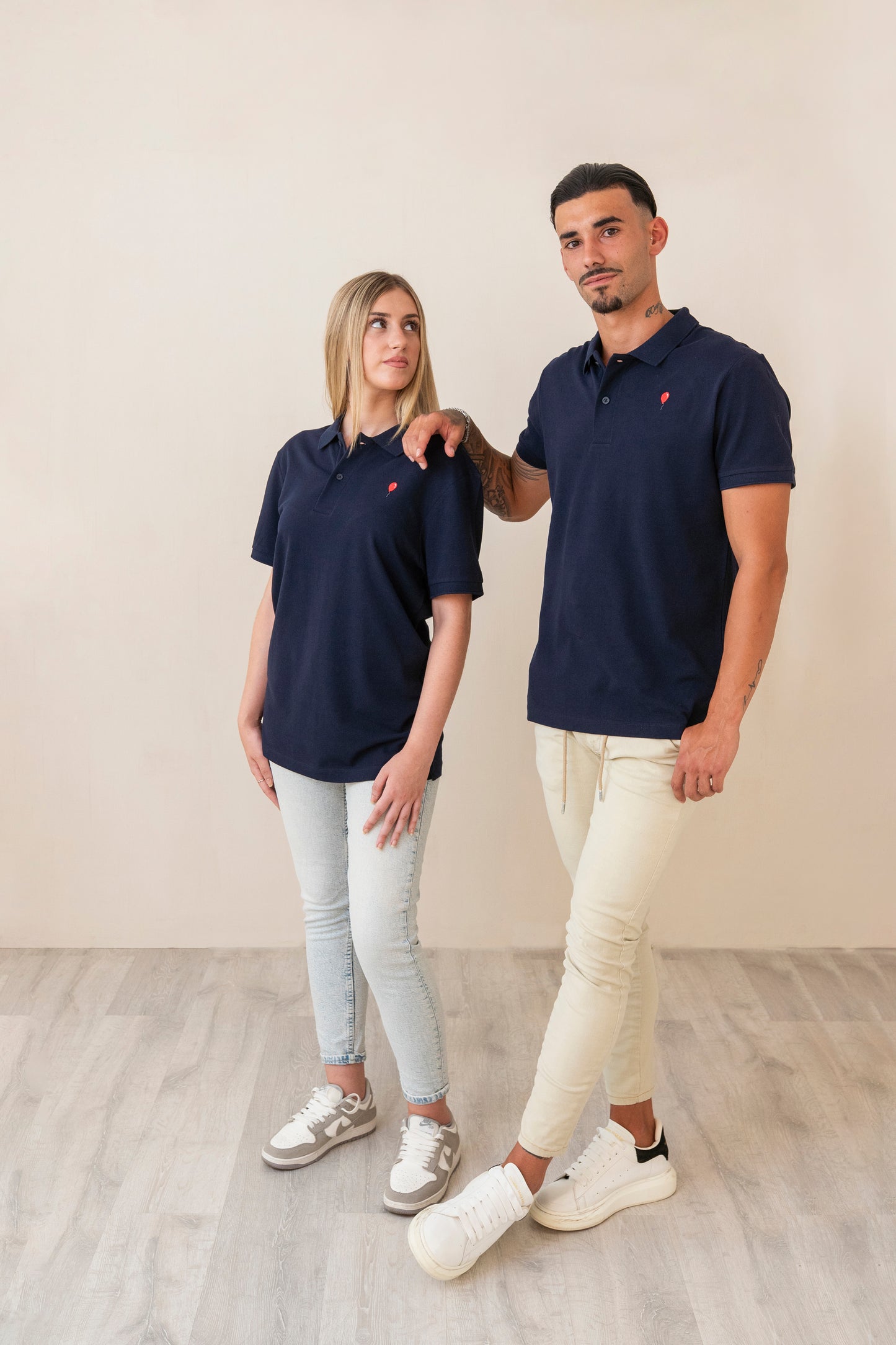 Polo AZUL MARINO globo rojo